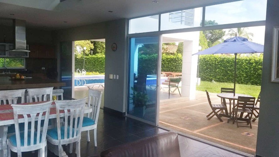 Comedor al aire libre de nuestra hermosa casa vacacional Ricaurte Cundinamarca Colombia InmobiliariaCol