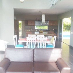 Sala comedor de nuestra hermosa casa vacacional Ricaurte Cundinamarca Colombia InmobiliariaCol